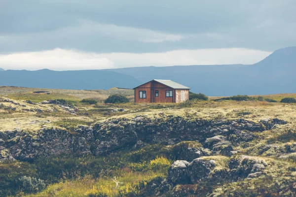 İzlanda manzara küçük ahşap yazlık — Stok fotoğraf