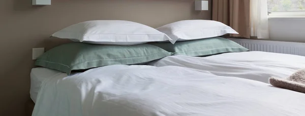 Готовая свежая кровать, сцена в номере отеля — стоковое фото