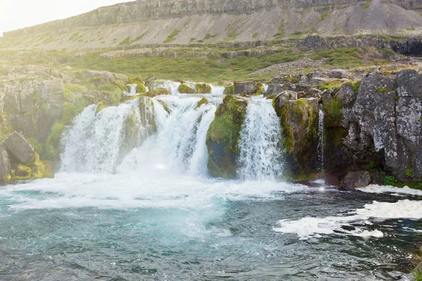 Verão Islândia Paisagem com uma cachoeira — Fotografia de Stock
