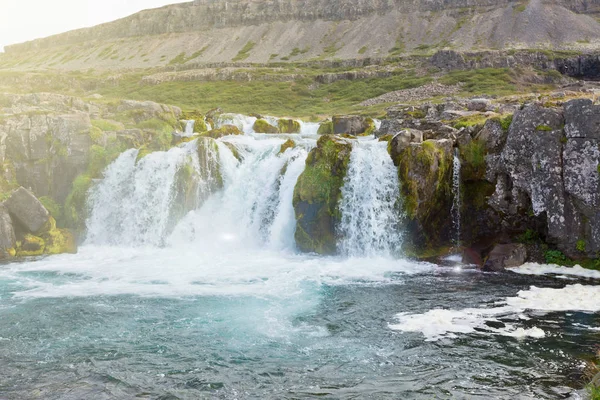 Verano Islandia Paisaje con una cascada — Foto de Stock