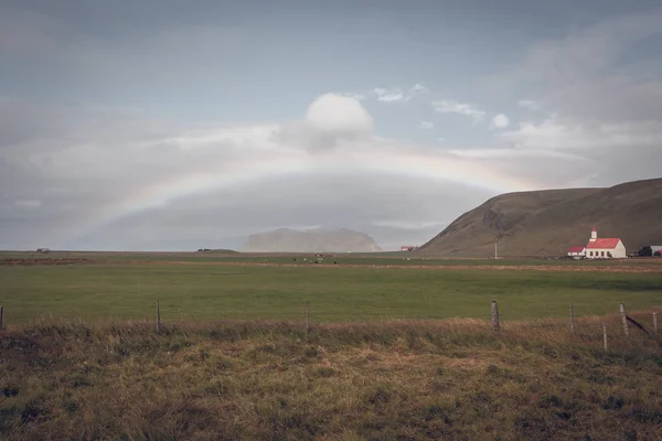 Südliche isländische Landschaft mit Regenbogen — Stockfoto