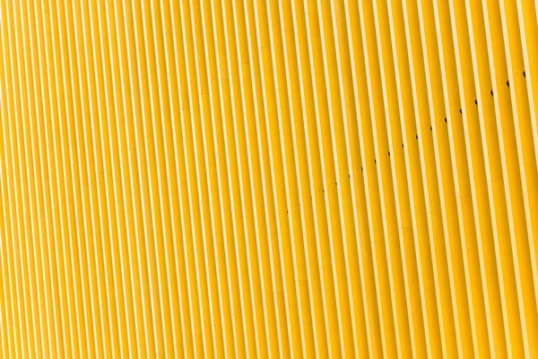 Detalj av gul metall byggnadens fasad — Stockfoto