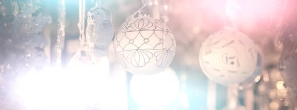 Різдвяний фон зі скляними кулями — стокове фото