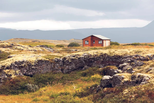 Небольшие деревянные клетки в исландском ландшафте — стоковое фото