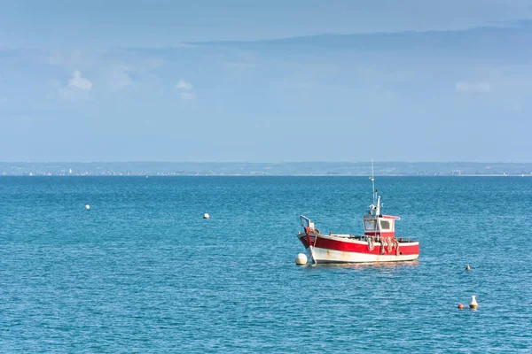 Helder blauwe zee en de boot van een visser — Stockfoto