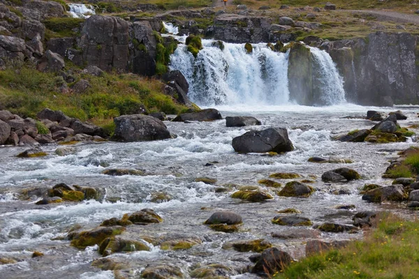 Zomer IJsland landschap met een waterval — Stockfoto