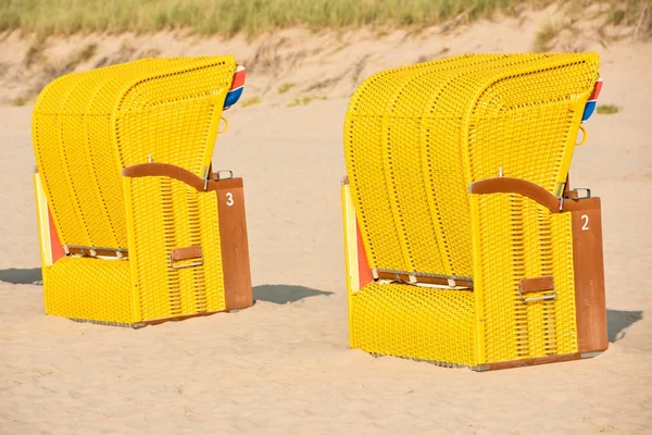 Plaży wiklinowe krzesła strandkorb — Zdjęcie stockowe