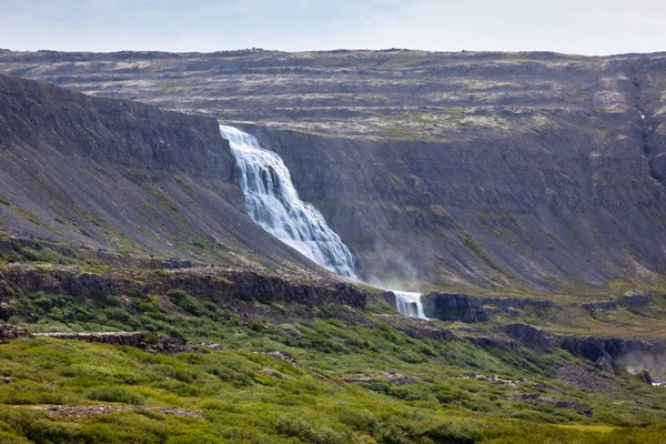 Sommaren Island landskap med vattenfall — Stockfoto