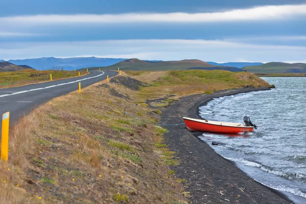 Islândia Paisagem com um barco vermelho — Fotografia de Stock