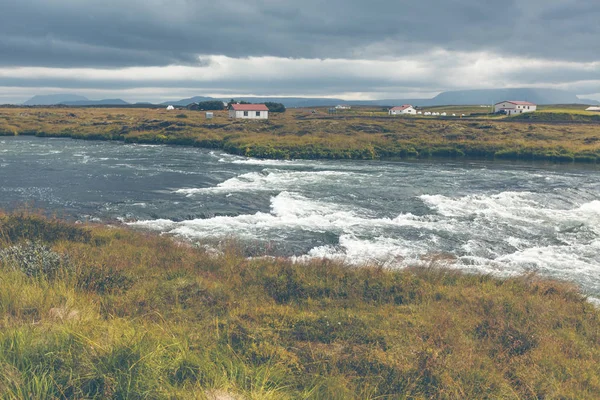 Verano Islandia Paisaje con río Raging — Foto de Stock