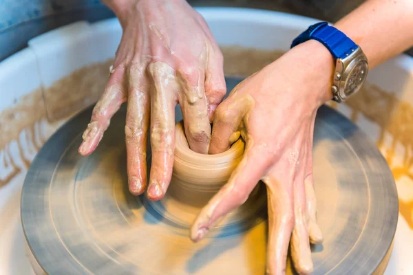 Pottering - création d'une tasse d'argile en cours — Photo