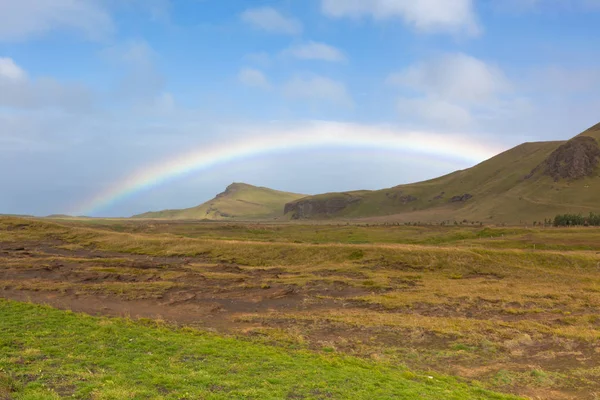Südliche isländische Landschaft mit Regenbogen lizenzfreie Stockfotos