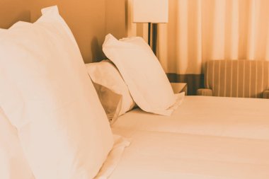 hazırlanan taze yatak, otel odasında sahne