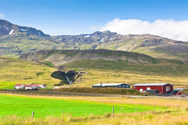 İzlanda evleri, dağlar yatay
