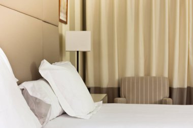 hazırlanan taze yatak, otel odasında sahne