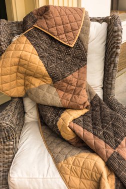 Açık havada, kötü bir iskemle battaniye