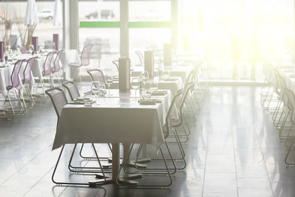 Binnenrestaurant tabellen klaar voor service — Stockfoto