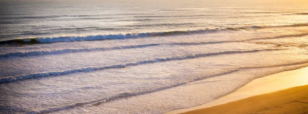 Okyanus kıyısında güzel turuncu günbatımı — Stok fotoğraf