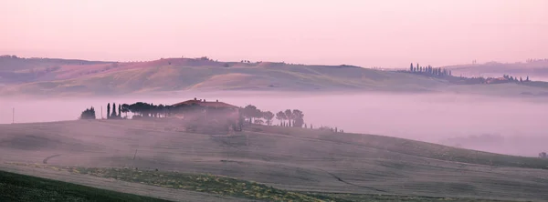 Morgennebel Blick auf Bauernhaus in der Toskana, Italien — Stockfoto