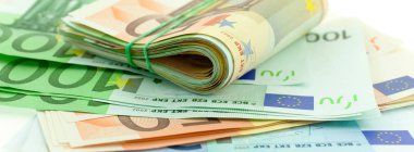 beyaz zemin üzerine kauçuk euro notları ile haddelenmiş