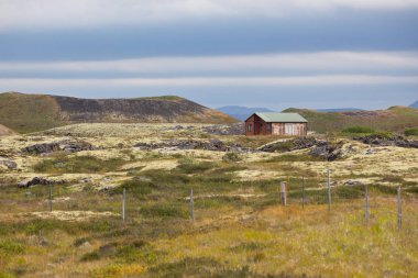 İzlanda manzara küçük ahşap yazlık