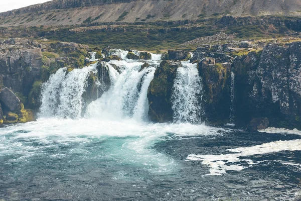 Verano Islandia Paisaje con una cascada — Foto de Stock