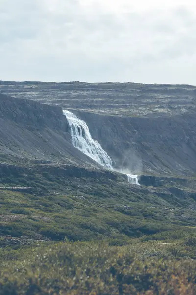 Летний Исландский пейзаж с водопадом — стоковое фото