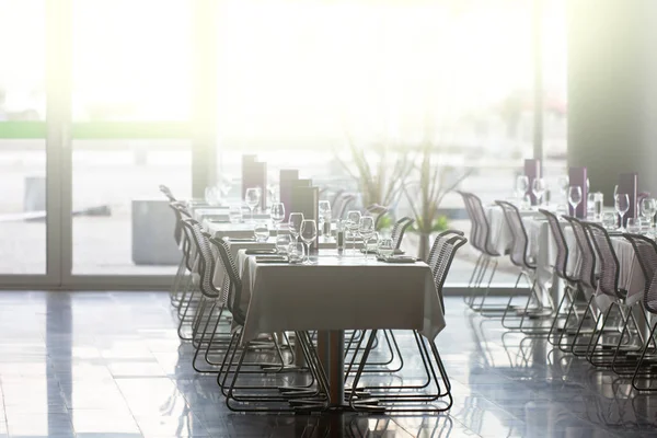 Tables de restaurant intérieur prêtes pour le service — Photo