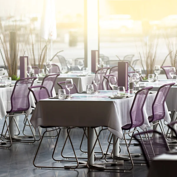 Restaurang inomhus bord redo för service — Stockfoto