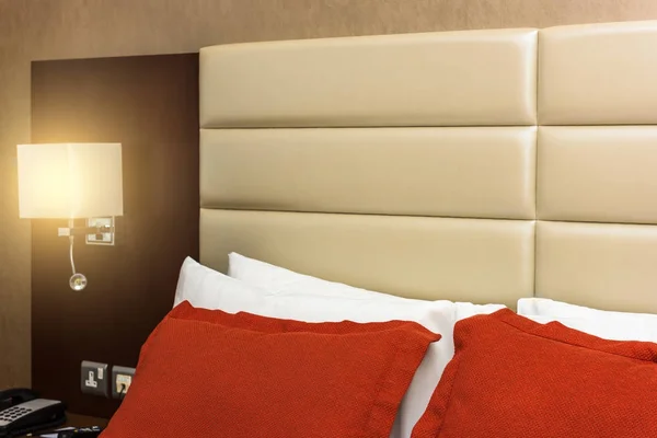 Pokój w hotelu przygotowane łóżko — Zdjęcie stockowe