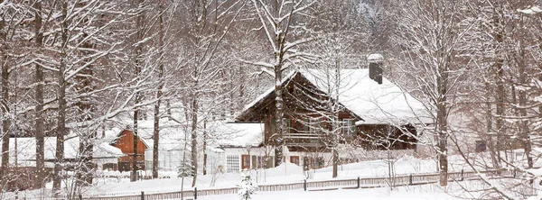 Zima krajobraz alpejski z domu — Zdjęcie stockowe