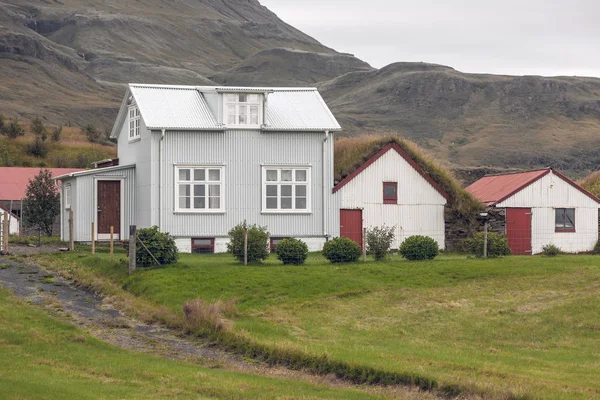 Vita ytterväggar isländska hus — Stockfoto