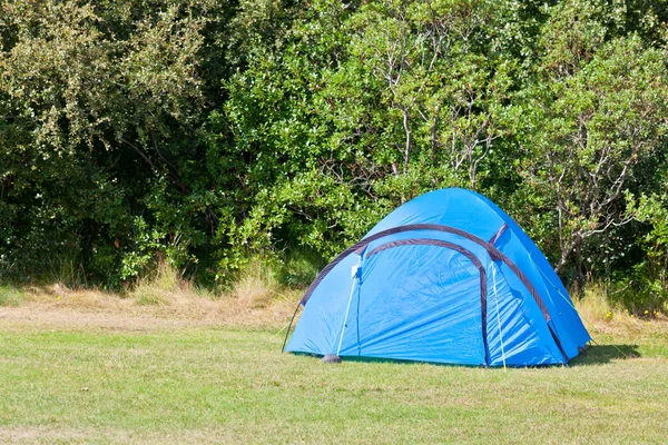 蓝色的野外旅游帐篷 — 图库照片