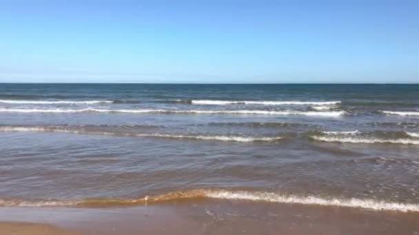 Video ofsand strand met de branding van de zee — Stockvideo
