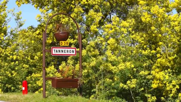 Vägmärke av Tanneron, liten stad i Provence-Alpes-Côte d'Azur, Frankrike — Stockvideo