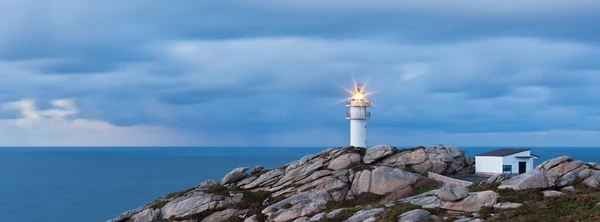 Arbetande fyren på norra Spanien i dåligt väder — Stockfoto