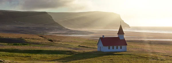 Typisch ländliche isländische Kirche an der Meeresküste — Stockfoto