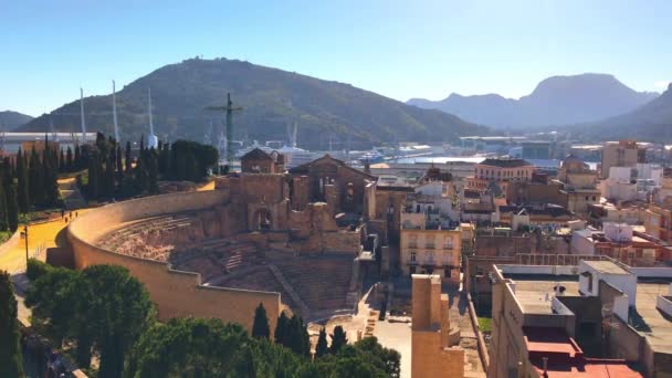 O anfiteatro romano e a paisagem urbana da região da cidade de Cartagena em Múrcia, Espanha — Vídeo de Stock