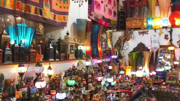 Een bezoek van kleine Souvenirwinkel in Granada, Spanje — Stockvideo