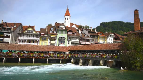 Brücke mit Wassertor in der Stadt Thun in der Schweiz — Stockvideo