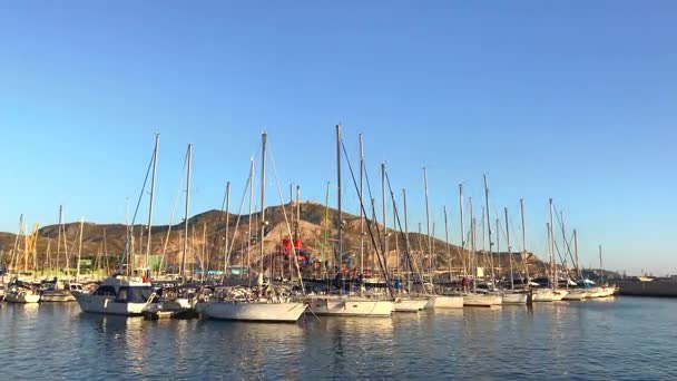 Muitos iates na baía de Cartagena região da cidade de Múrcia, Espanha — Vídeo de Stock