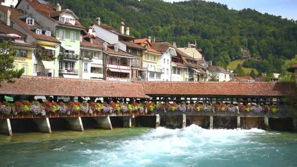 Brücke mit Wassertor in der Stadt Thun in der Schweiz — Stockvideo