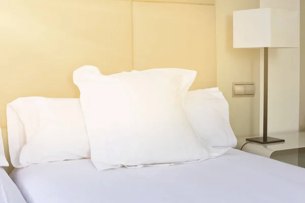 Cama fresca preparada, escena en la habitación del hotel —  Fotos de Stock