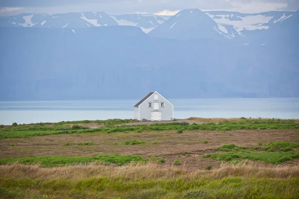 Vlečka dům na pobřeží v regionu Island – východ — Stock fotografie