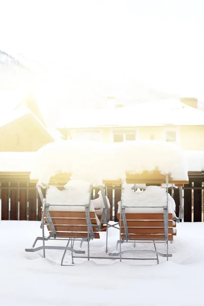 Sneeuw overdekte stoelen en tafel — Stockfoto