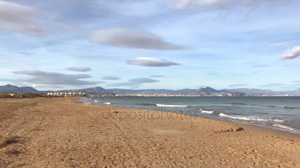 Video de una larga playa de arena con el oleaje marino. Alicante, España — Vídeos de Stock