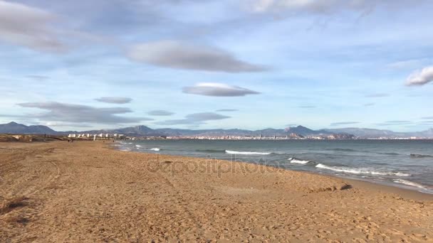 Video van een lang zandstrand met de branding van de zee. Alicante, Spanje — Stockvideo