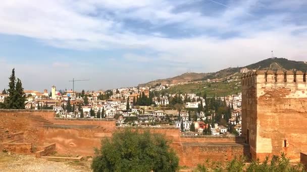Vista general de la ciudad y del palacio de la Alhambra, Granada, España — Vídeo de stock