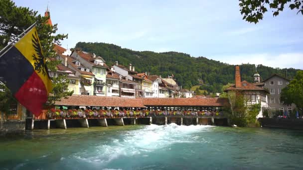 Brug met een watergate in Thun stad in Zwitserland — Stockvideo