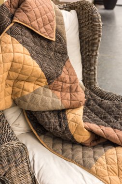 Açık havada, kötü bir iskemle battaniye